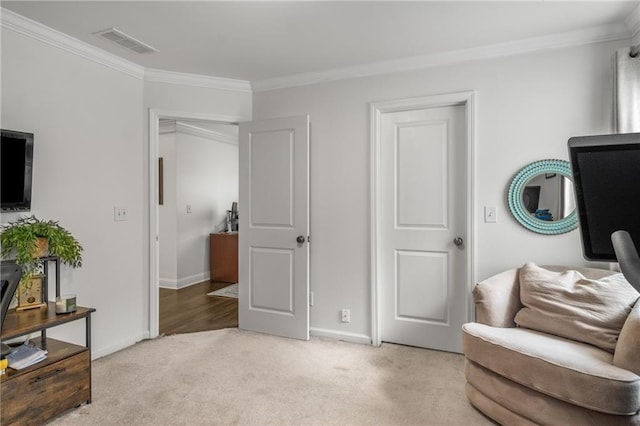 living area featuring visible vents, light colored carpet, baseboards, and ornamental molding