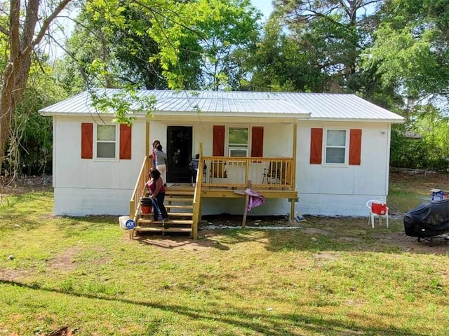 view of front of home with a front lawn