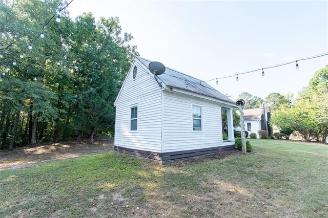 view of side of property featuring a lawn