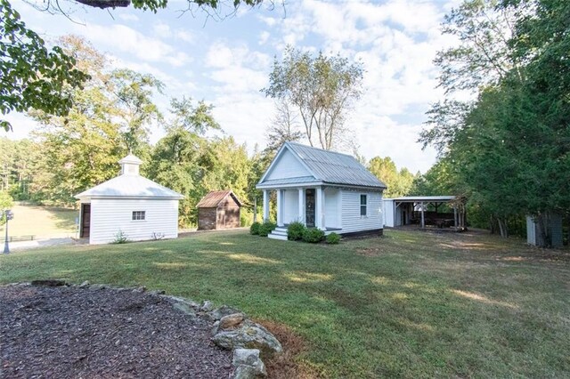 view of yard with a shed