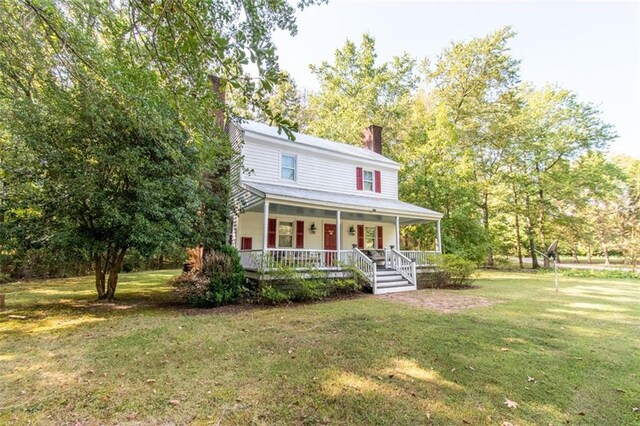 view of front of property featuring a front yard and covered porch