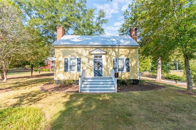 view of front of house featuring a front yard