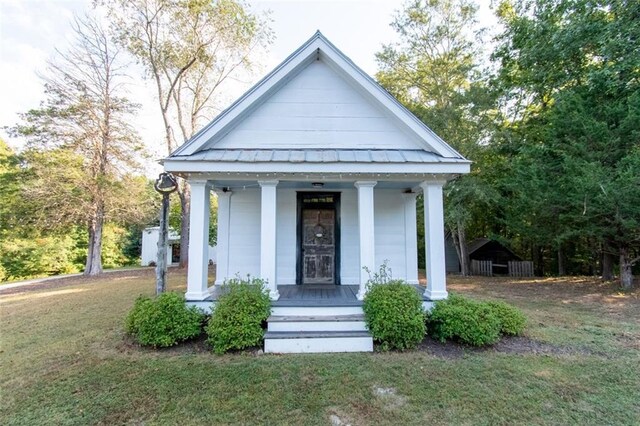 view of front of home with covered porch and a front yard