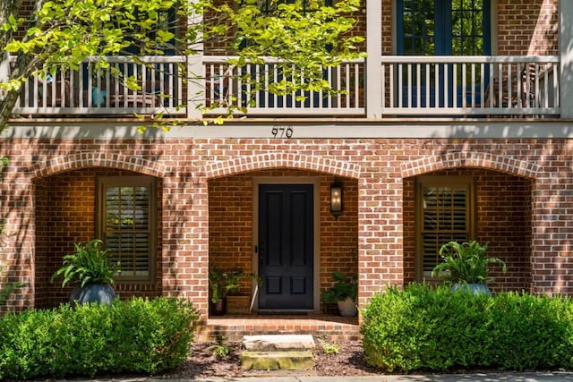 970 N Ormewood Park Dr SE, Atlanta, GA 30316 - entrance to property featuring a balcony and brick siding