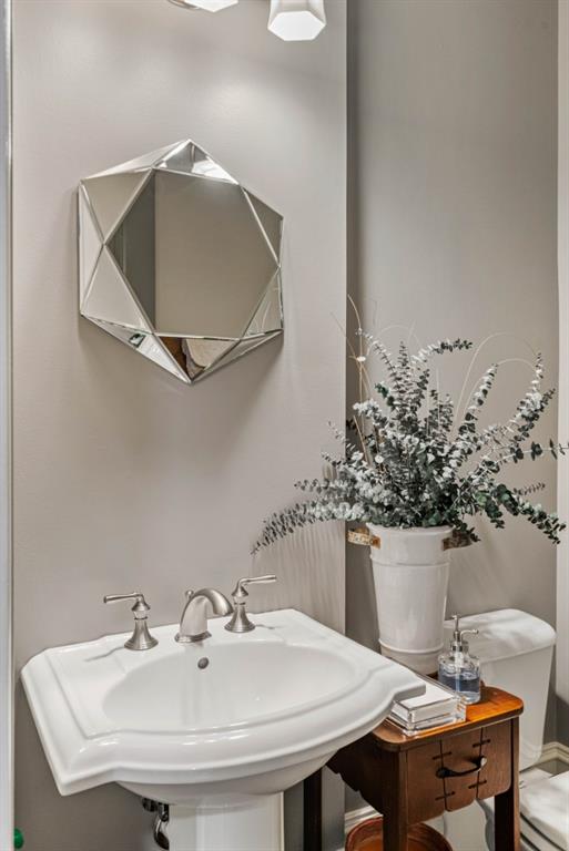 970 N Ormewood Park Dr SE, Atlanta, GA 30316 - half bath featuring toilet and a sink