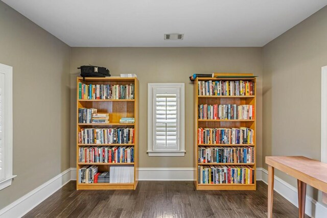 970 N Ormewood Park Dr SE, Atlanta, GA 30316 - sitting room with wood finished floors and baseboards