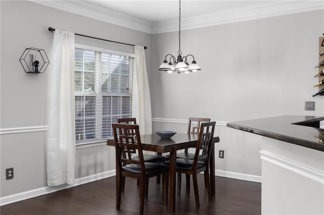 dining room featuring ornamental molding, dark hardwood / wood-style floors, and an inviting chandelier