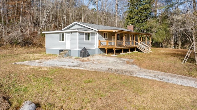 view of front of home featuring a porch and a front lawn