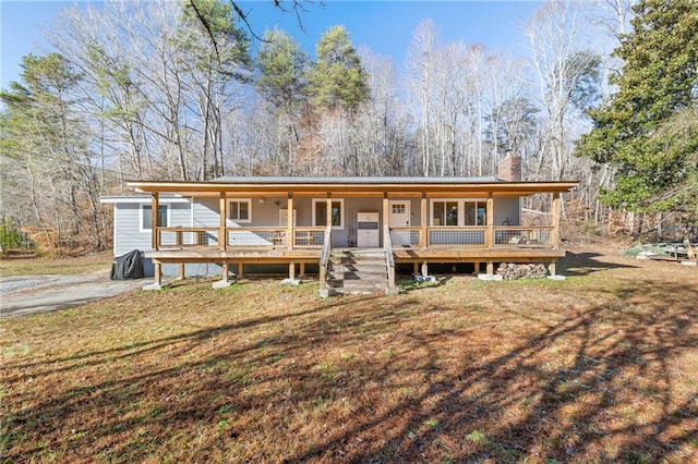 view of front of property with a front lawn