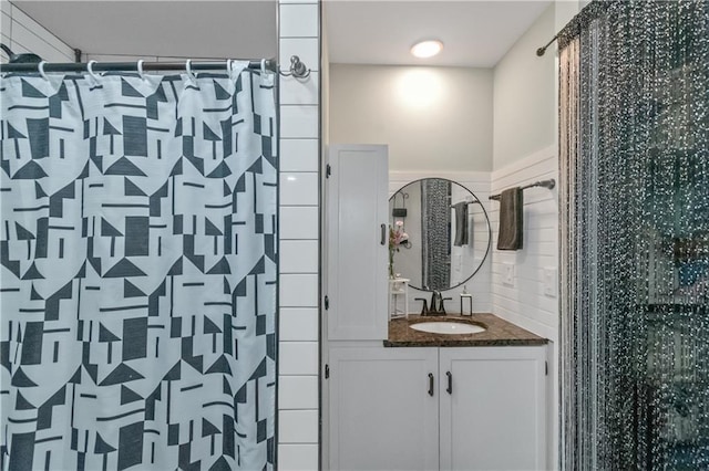 bathroom featuring a shower with curtain and vanity