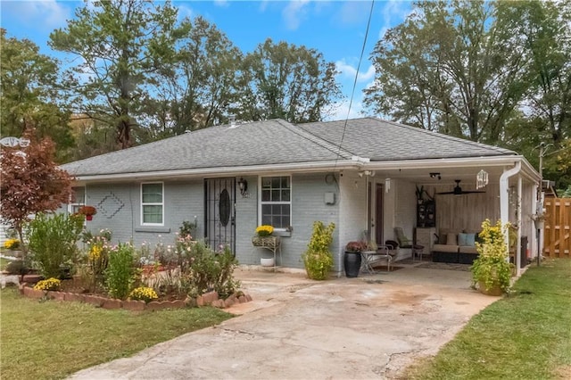 single story home featuring a front yard