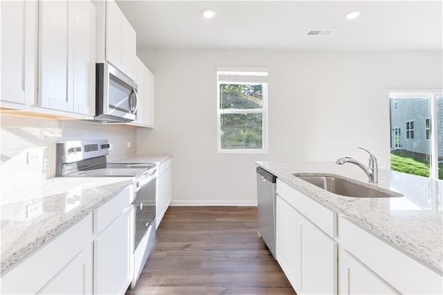650 Cayenne Way, Lawrenceville, GA 30045 - kitchen with stainless steel appliances, a sink, backsplash, baseboards, and dark wood-type flooring