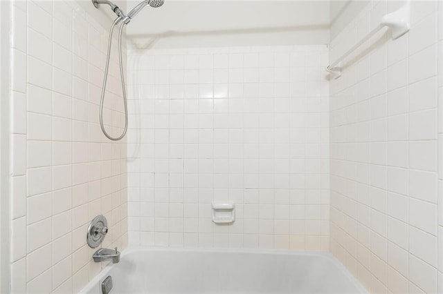 bathroom featuring tiled shower / bath