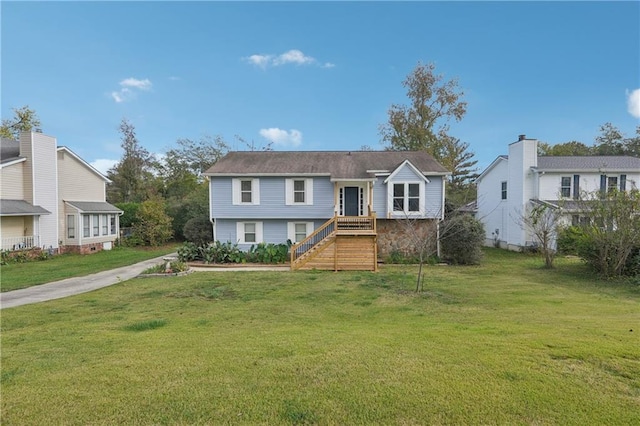 view of front of property featuring a front yard