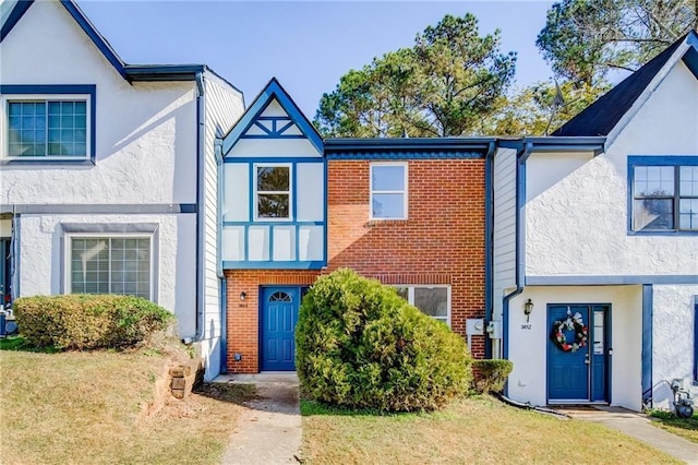 view of property featuring a front yard