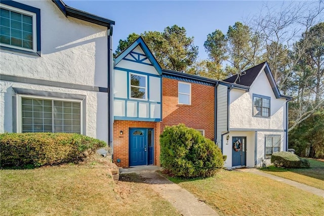 view of front of home featuring a front yard