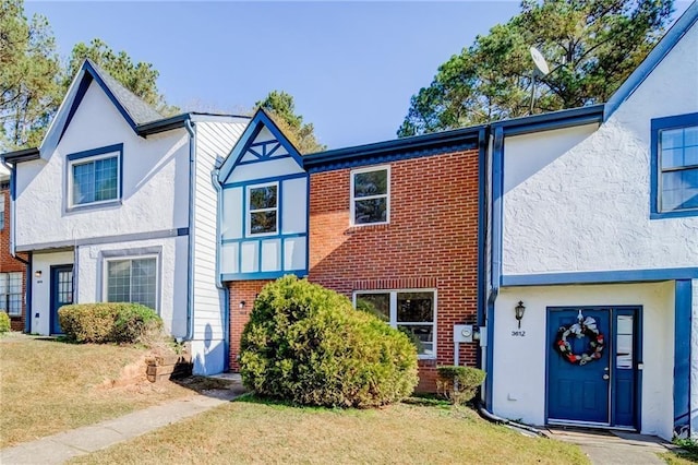 view of front of home with a front lawn