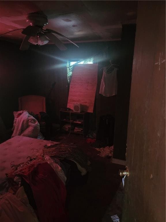 bedroom featuring ceiling fan