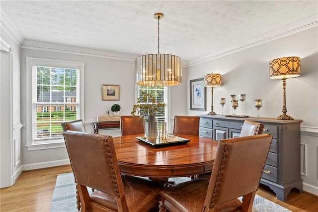 4792 Fairville Ct, Marietta, GA 30062 - dining space with a textured ceiling, light wood-style flooring, crown molding, a chandelier, and baseboards