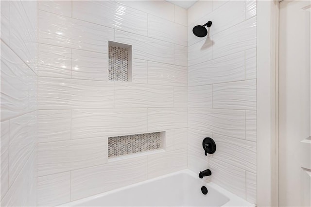 bathroom with tiled shower / bath