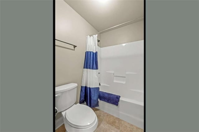 full bath with toilet and shower / bath combination with curtain