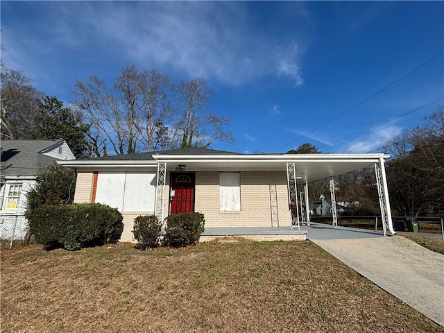 view of front of property with a carport and a front lawn