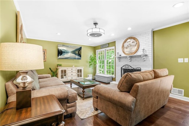 living area with visible vents, recessed lighting, dark wood finished floors, crown molding, and baseboards