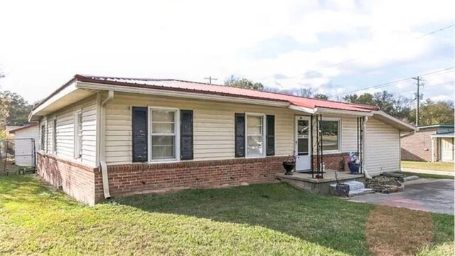 view of front facade featuring a front yard