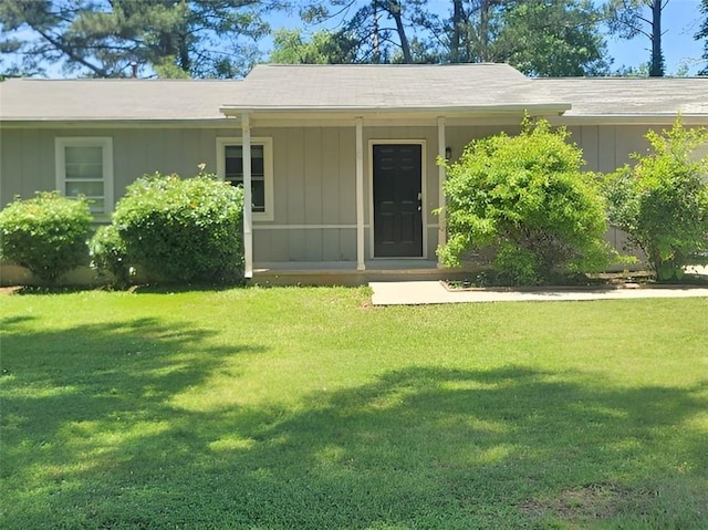 view of front facade featuring a front yard