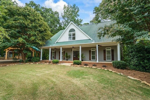 country-style home featuring a front lawn, ceiling fan, and a porch