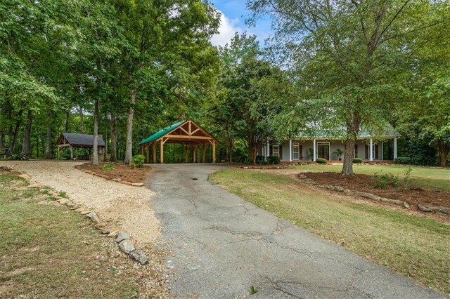 view of front of home featuring a front yard