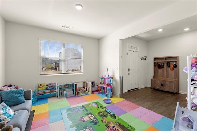 playroom with baseboards, wood finished floors, visible vents, and recessed lighting