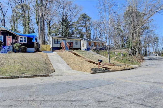 view of front of house with driveway