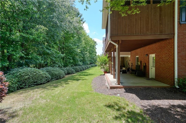 view of yard with a patio area