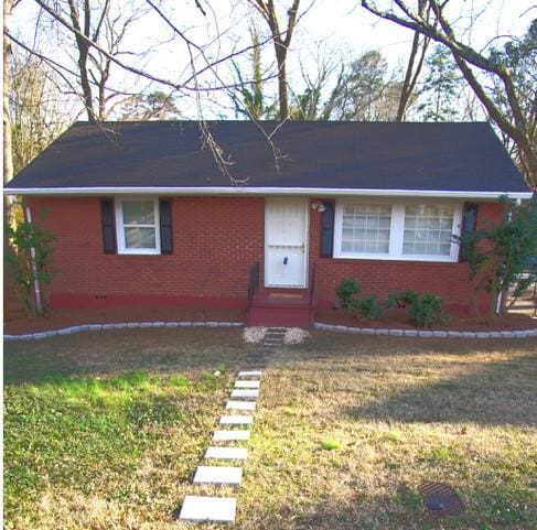 single story home featuring brick siding and a front lawn