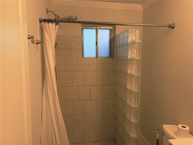 375 6th St NE Unit 5, Atlanta, GA 30308 - bathroom with crown molding, a tile shower, and toilet
