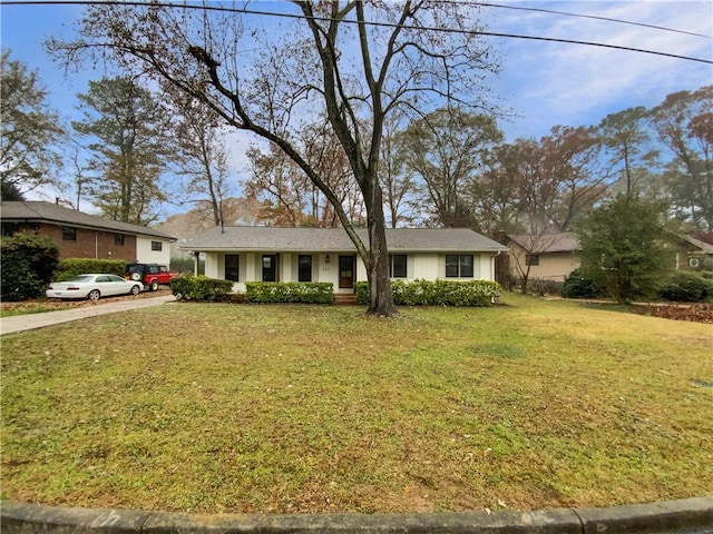 ranch-style house featuring a front yard