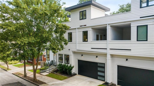 view of front of house with a garage and driveway