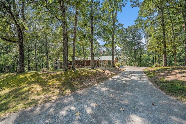 view of front of property featuring a front yard