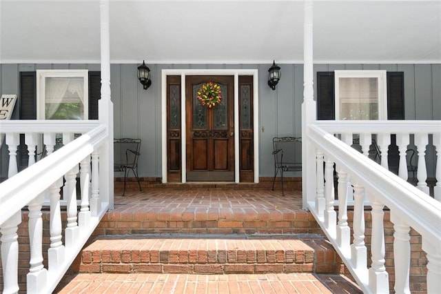 entrance to property featuring a porch