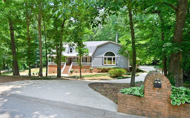 view of front of property featuring covered porch