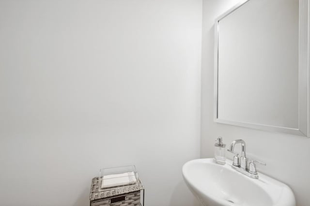 bathroom featuring sink