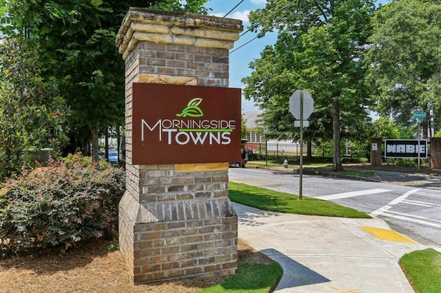 view of community / neighborhood sign