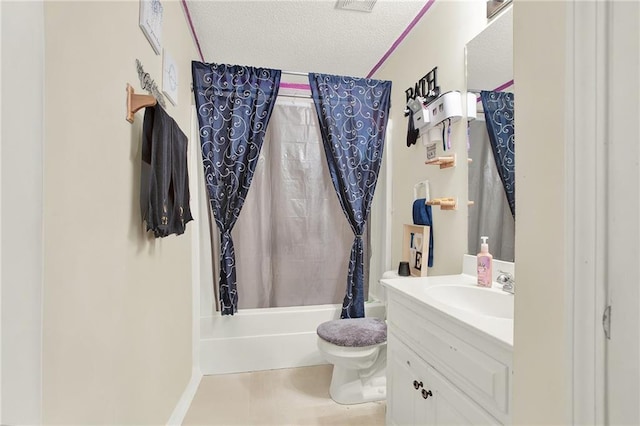 full bathroom with shower / bath combo with shower curtain, vanity, toilet, and a textured ceiling