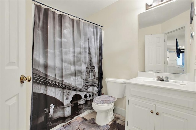 bathroom with a shower with curtain, vanity, and toilet