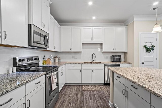 359 Crider Ct, Woodstock, GA 30188 - kitchen with appliances with stainless steel finishes, a sink, crown molding, dark wood-style flooring, and white cabinetry