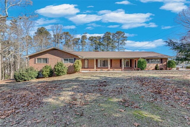 single story home with a front lawn