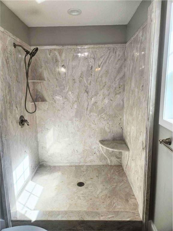 bathroom featuring a tile shower