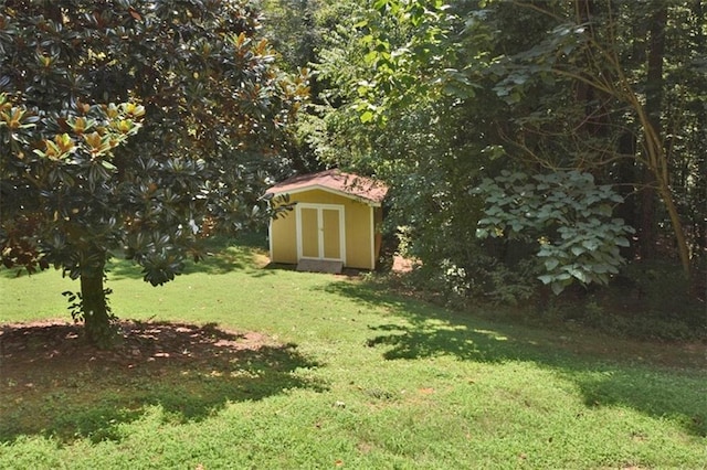 view of yard featuring a storage shed