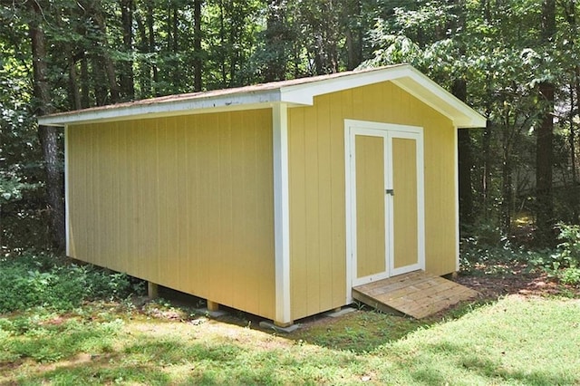 view of outdoor structure featuring a yard